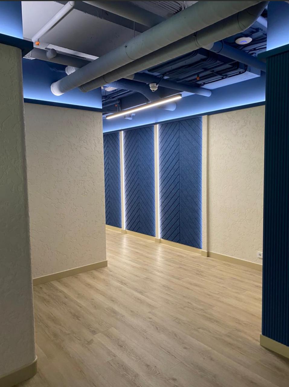 Кварцвиниловый SPC ламинат Vinilam Cork Premium Дуб Валенсия 33488 1220×225×8 фото в интерьере